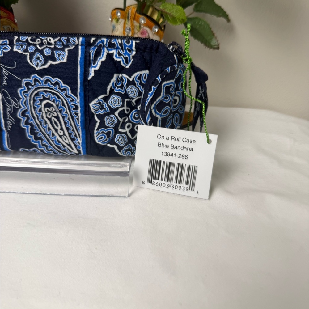 NWT Vera Bradley Blue Bandana On A Roll Case Retired Pattern - Picture 2 of 4